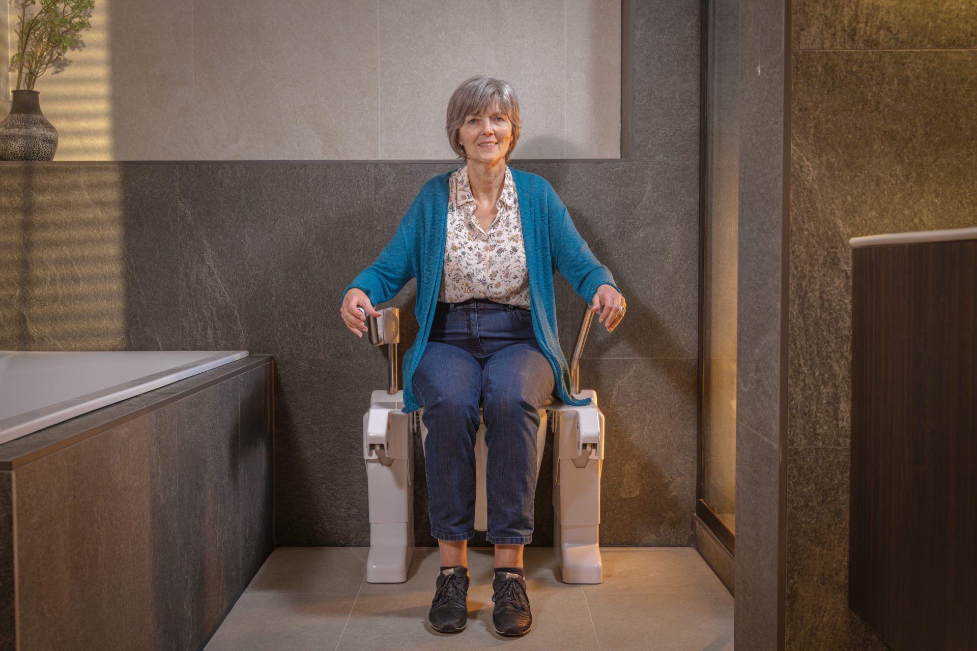Diagonale sta-op toiletlift met gebruiker