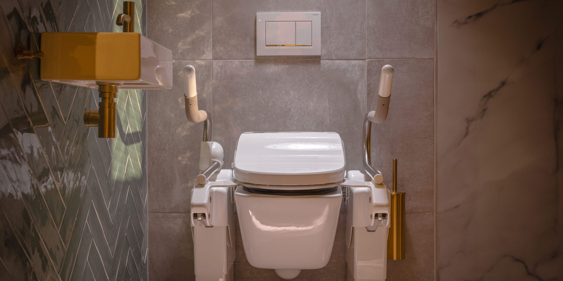 Diagonale STA-OP toiletlift voorkant